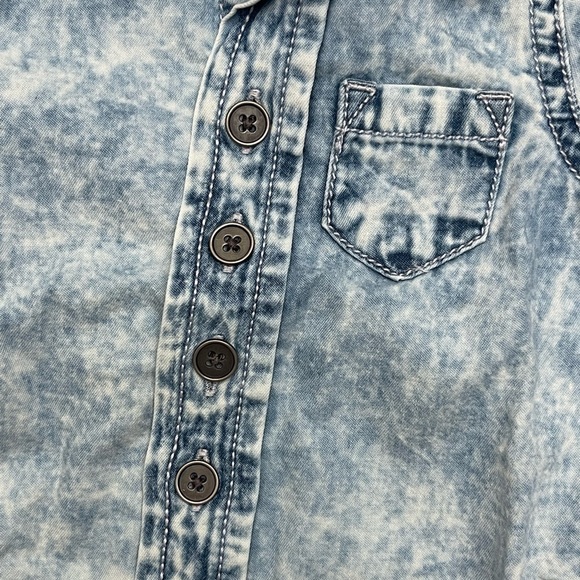 OKIE Dokie Short Sleeve Jean White Washed Button-Down Shirt - Picture 7 of 8